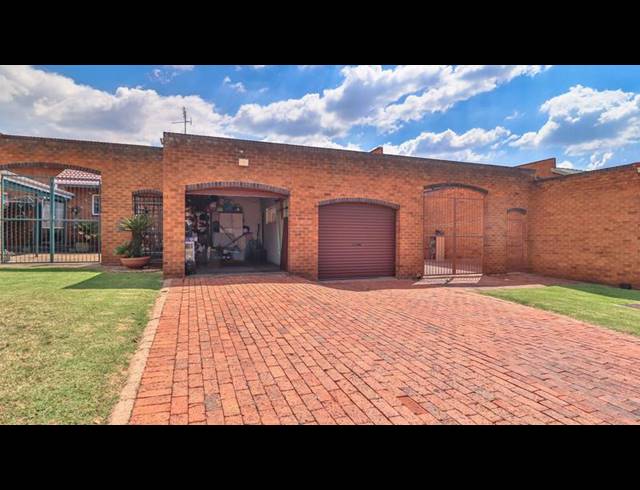 3 BEDROOM TOWNHOUSE FOR SALE IN HOMESTEAD